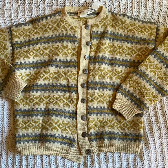 Cozy 1950s Winter wool cardigan sweater with beautiful snowflake buttons - Picture 1 of 5